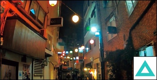 夜間の街並：提灯の色が異なっている アクションカメラおすすめ イメージ