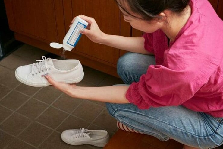 スプレーや炭に勝ったのは粉!  靴消臭剤 おすすめ2選｜『MONOQLO』がテスト