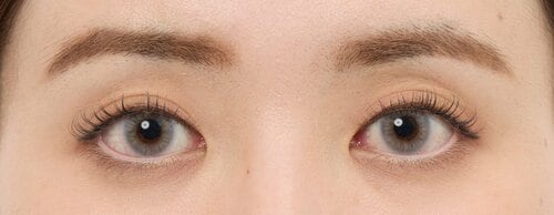 フチがなくトレンド感は低め グレーカラコンおすすめ イメージ