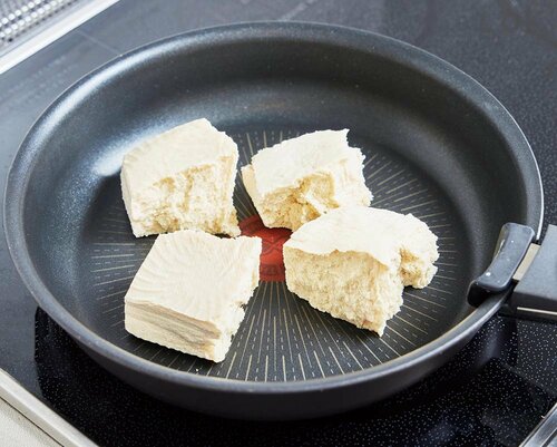 1：水切りした豆腐を4等分にする 木綿豆腐の冷凍保存術おすすめ イメージ