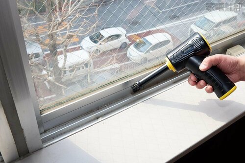 窓のサッシの掃除 電動エアダスターおすすめ イメージ