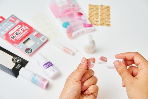 ネイルチップを長持ちさせる接着アイテムが知りたい! ネイルチップ用接着アイテムおすすめ イメージ