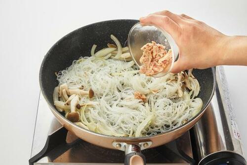 ポイント2:麺を入れるときは油分を多めに