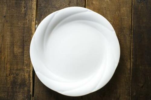 片付けあるある2：来客専用のお皿が食器棚でジャマです… イメージ