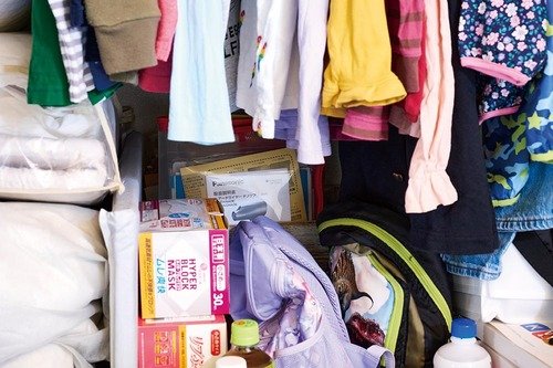 惜しい1:横につっぱるのはスペースがもったいない 押し入れ収納グッズおすすめ イメージ