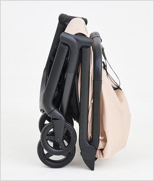 玄関に置いてもジャマにならないコンパクトさ A型ベビーカーおすすめ イメージ