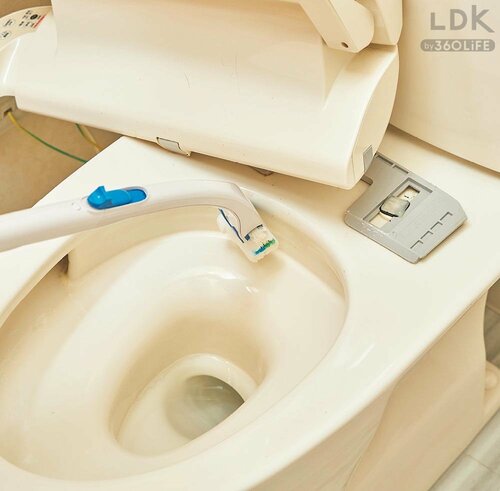 STEP4：便器のフチも洗う イメージ