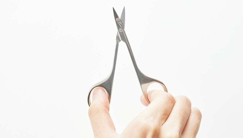 安定感が増す適度な重みと手になじむフォルムが◎ 眉毛ハサミおすすめ イメージ