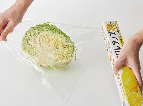 キャベツにクレラップをかけている様子