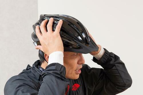 特徴1：軽量で首や頭が疲れない ロードバイク用ヘルメットおすすめ イメージ