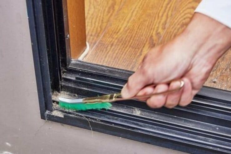 【窓サッシ掃除】一家に1本！ チャンネルブラシが泥砂汚れにおすすめ｜『LDK』が紹介