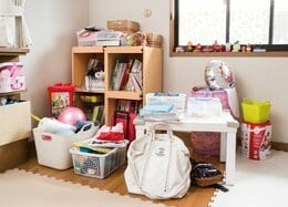 無印のダンボールをチョキ！ 絵本収納に絶妙すぎるという驚き