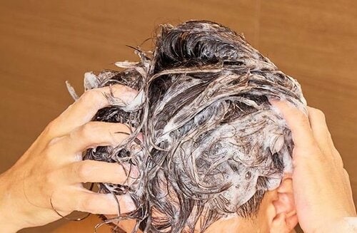 STEP3：頭皮を寄せるようにもみ洗いする メンズ頭皮クレンジングおすすめ イメージ2