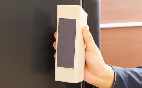 マグネット付きで鉄製の壁に貼れる スリーコインズおすすめ イメージ