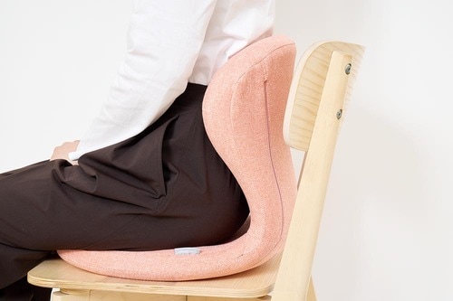 椅子に置くサポートチェアで美姿勢を意識しよう 骨盤サポートチェアおすすめ イメージ