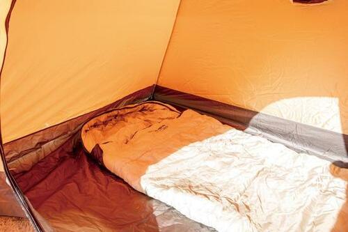 寝るスペースは奥に、荷物は手前に イメージ