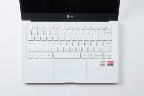 キーボード：余裕のキーピッチで楽々のタイピング イメージ2