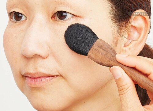 目の下から指1本下が目安 プチプラチークおすすめ イメージ