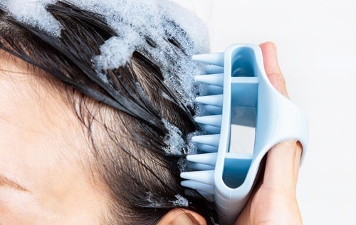 やわらかいシャンプーブラシで届きにくい地肌の汚れもスッキリ シャンプーブラシおすすめ イメージ2