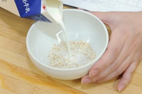 冷たい牛乳をかける（インスタントオーツのみ）［配点：5点］ オートミールおすすめ イメージ