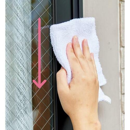 STEP4：窓枠を上から下に向かって水拭き イメージ
