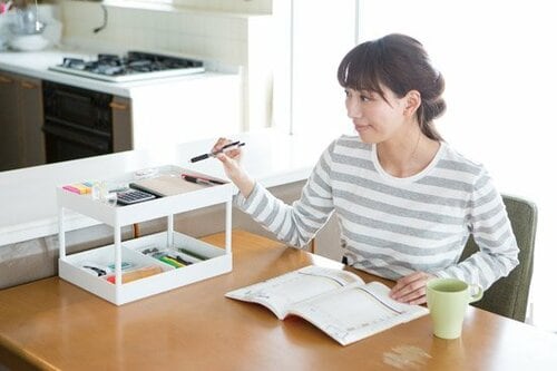 無印トレーで文具の場所が一目瞭然ダイニングが機能的デスクに大変身 イメージ
