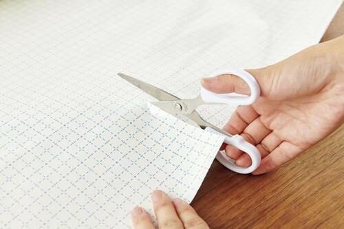 壁の傷をカンタン目隠し!「貼ってはがせる壁紙」5製品をテスト イメージ