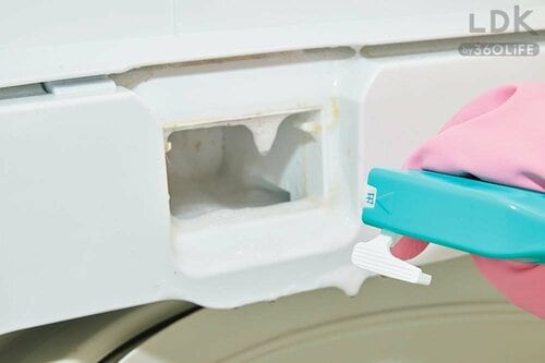1：引き出しを外して泡ハイターをかける イメージ
