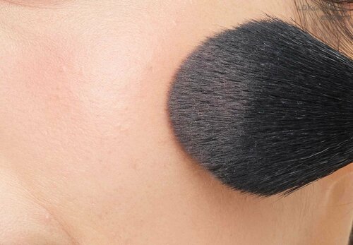 【使用感】しっとりなめらかな粉質でパサつかない！ ベージュチークおすすめ イメージ