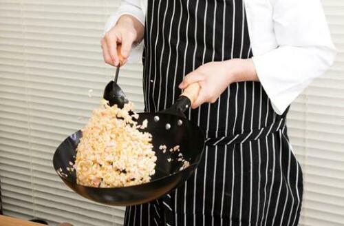 本格炒飯をつくるカギは“軽い中華鍋”を選ぶことでした イメージ
