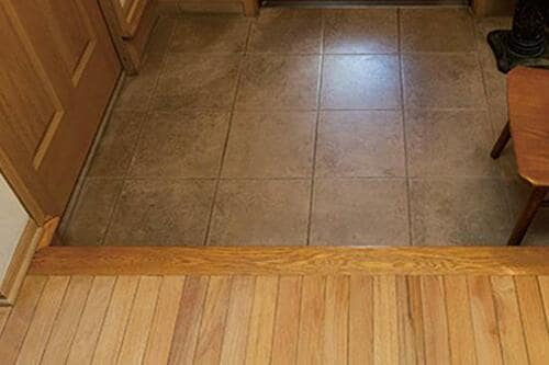 帰宅後の習慣で玄関掃除はラクに！靴は靴箱へ、スリッパはまとめる イメージ