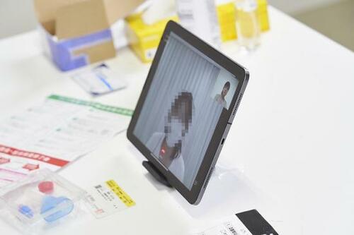 採取：スタッフのオンライン指導で唾液を採取 イメージ