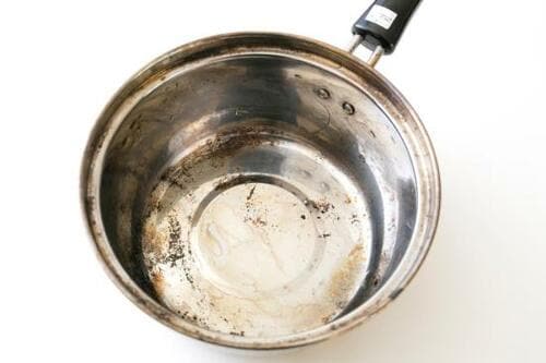 掃除ワザ3：こびりついた鍋の焦げは玉ねぎの皮で解消 イメージ3