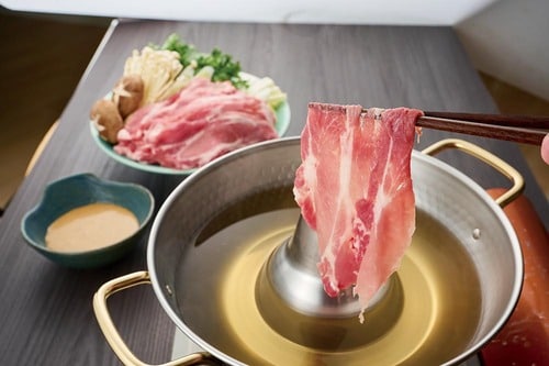 豚しゃぶを楽しんでいるところ