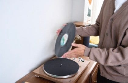4:A面が終わったらレコードを裏返してB面へ レコードプレーヤーおすすめ イメージ