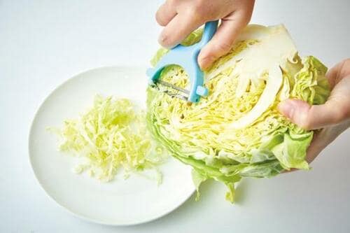 キャベツの千切りはピーラーでいけちゃいます！ イメージ