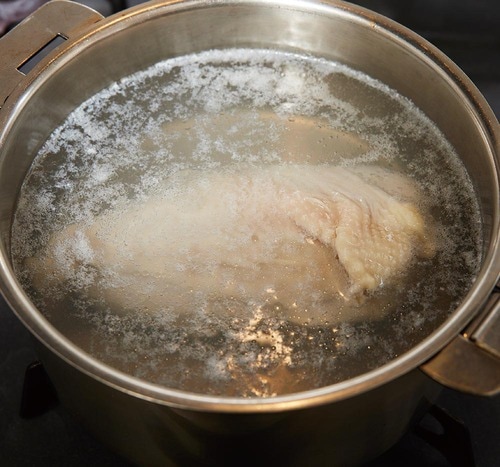 肉を水からゆでることで 縮こまりにくくなります!