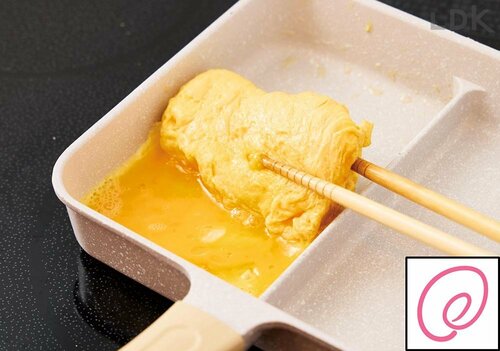 菜箸が斜めに入り具材を調理しやすい 仕切りつきフライパンおすすめ イメージ