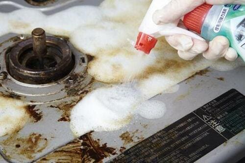 掃除ワザ7：「マジックリン＋お湯」で泡を密着！ イメージ3