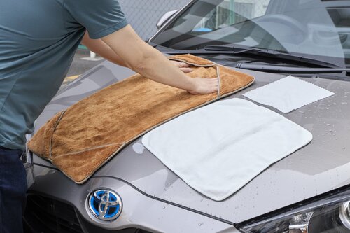 洗車後は普通のタオルよりマイクロファイバークロスのほうがいい? 車用マイクロファイバークロスおすすめ イメージ