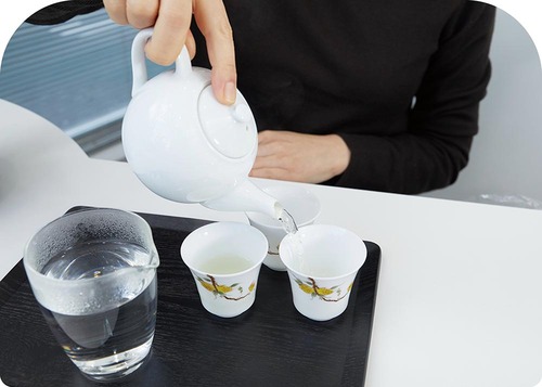 手順5：4のお湯を茶杯に注ぐ イメージ