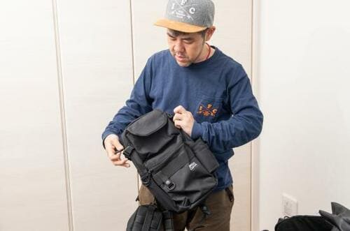 シンプルな作りで使いやすい「ダイワ」のショルダーポーチ イメージ