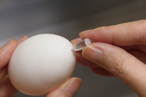 【アイデア4】画鋲で穴をあければゆで卵の殻がダンゼンむきやすい！ イメージ