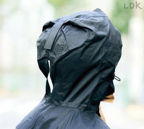 頭の後ろでも付け外しがラク 自転車用ポンチョおすすめ イメージ