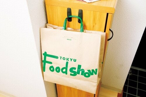 紙袋とフックで簡易ゴミ箱完成読んだチラシはその場でポイっ イメージ