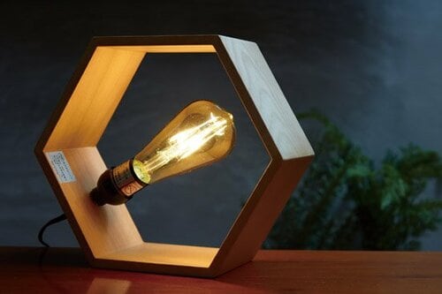 【No.34】高級感あるレトロな電球で 温かく照らしてくれるテーブルランプ イメージ