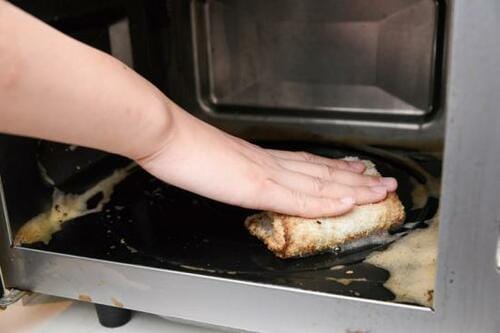 レンジでふきんを1分間チン！あとはスルスル拭くだけでOKです イメージ2