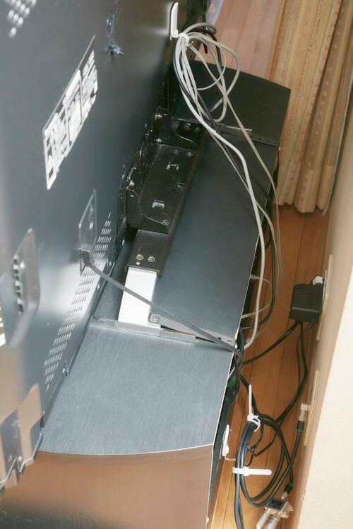 テレビ裏の大量コードは100均グッズでさっぱり イメージ2