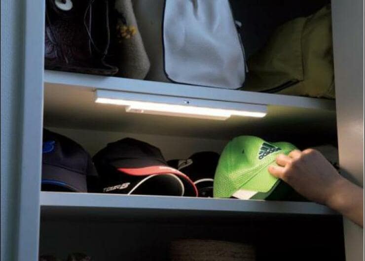 クローゼットの奥が暗いを解決！ IKEAのLEDライトの実力は？｜テストする女性誌『LDK』が検証・レビュー