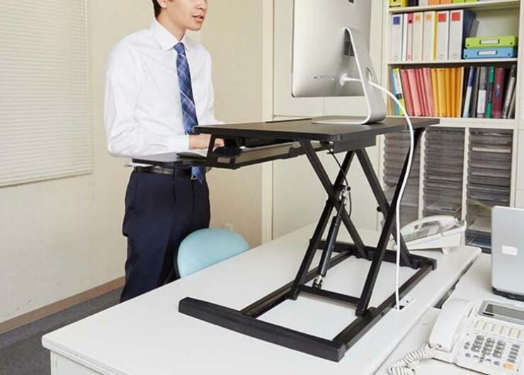 腰痛対策に！ 約1秒で昇降可能なスタンディングデスクを『MONOQLO』が検証・レビュー